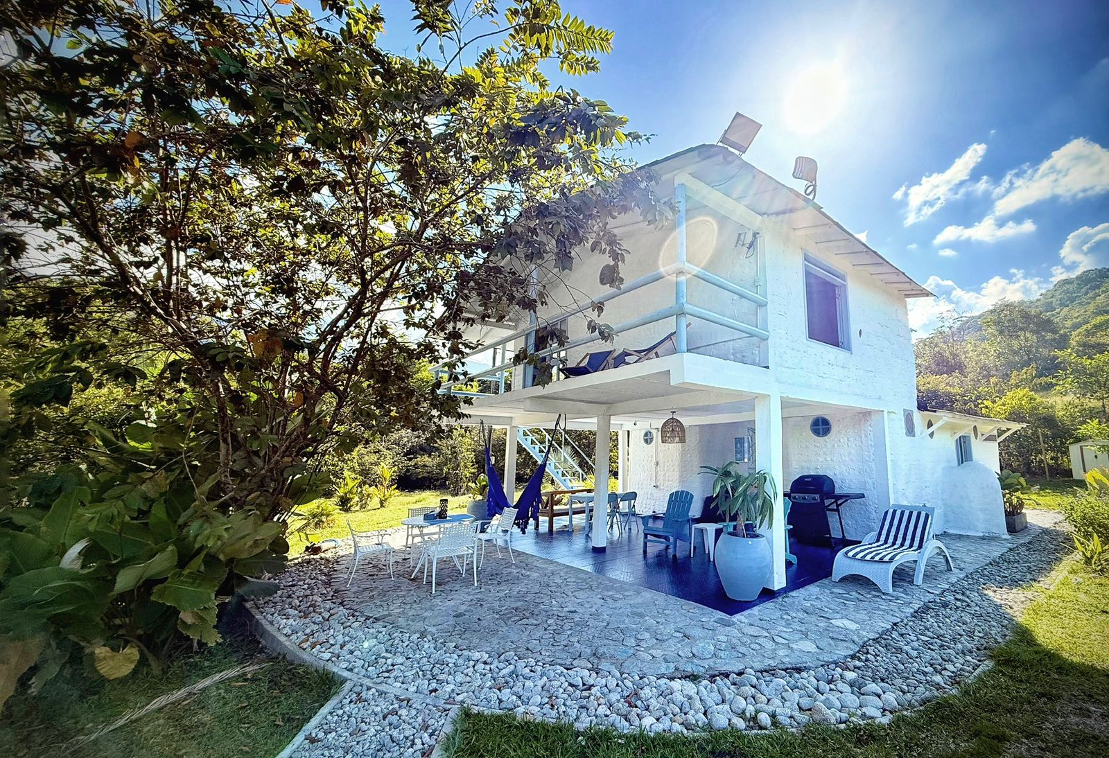 Casa blanca de dos pisos a la orilla del río