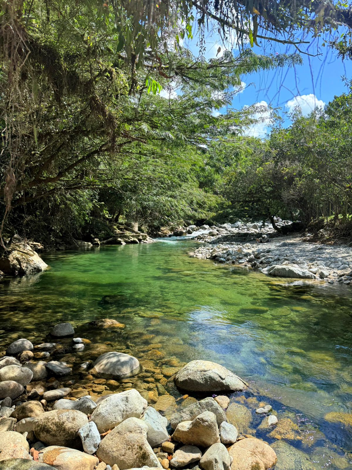 Río cristalino privado de Las Nubes en San Rafael, Antioquia